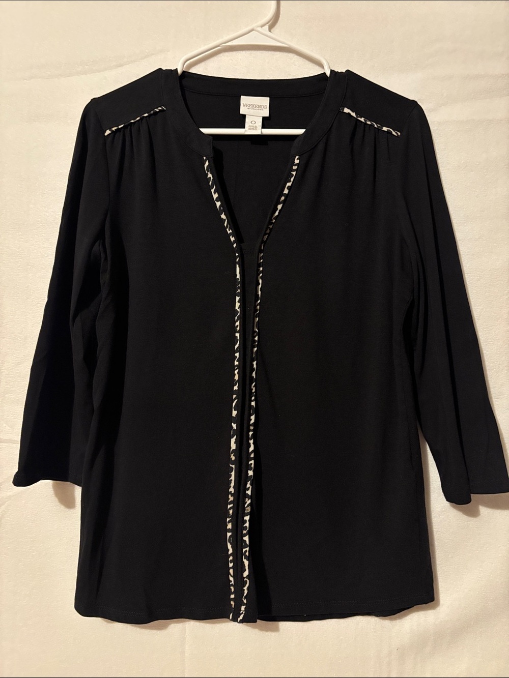 Chico's Weekends Women’s Black Leopard Accent Knit V-Neck Top 3/4 Sleeve 0